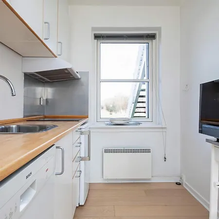 4 Person On A In 公寓