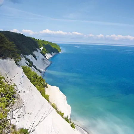 4 Person On A In Appartamento