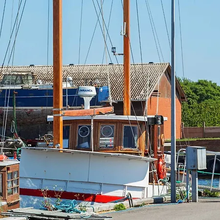 4 Person On A In * Borre