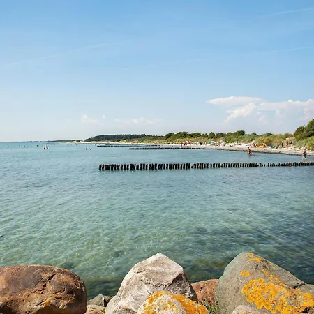 4 Person On A In Appartamento